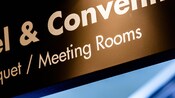 Primer plano de un letrero elevado del centro de convenciones y las salas de reuniones del Hotel