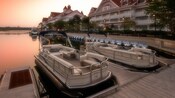 Deux bateaux de ponton Sun Trackerᴹᴰ amarrés à côté du Disney’s Grand Floridian Resort & Spa