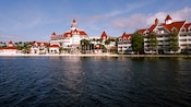 Vista de Disney's Grand Floridian Resort & Spa desde Seven Seas Lagoon al mediodía