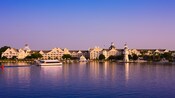 Vista desde el lago de Disney's Yacht Club Resort bajo el cielo azul