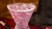 Um coquetel vibrante e pronto para beber no AbracadaBAR, no Disney's BoardWalk