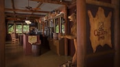 Vista del interior de Crockett's Tavern situada en Disney's Fort Wilderness Resort