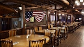 Área de comidas con temática del viejo oeste y una bandera de Estados Unidos en la pared