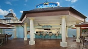 Las columnas en la entrada del bar de piscina On the Rocks en Disney's Saratoga Springs Resort & Spa