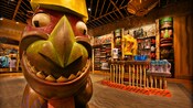 Estátua Tiki e outros produtos expostos na Bou-Tiki Merchandise Shop, no Disney's Polynesian Resort