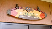 Uma placa acima de um conjunto de portas que diz: Zahanati Massage & Fitness Center