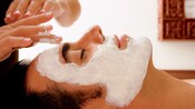 Un huésped recibe un tratamiento facial en Mandara Spa en Walt Disney World Swan Hotel