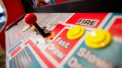 Close-up dos controles coloridos em um jogo de fliperama