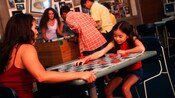 Mamá e hija juegan damas en un tablero de gran tamaño
