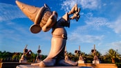 Sculpture de Mickey habillé en sorcier située dans le parcours de golf miniature de Fantasia Gardens 