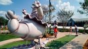 Hipopótamos bailarines en Disney's Fantasia Gardens Miniature Golf Course