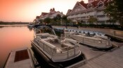 2 barcos ancorados na doca ao lado de um Hotel Resort Disney