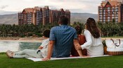 アウラニリゾートの水辺でピクニックをしている家族