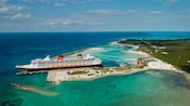 Um navio de cruzeiro da Disney atracado em uma ilha exuberante com praias de areia Um navio de cruzeiro da Disney atracado em uma ilha exuberante com praias de areia