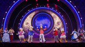 Goofy, Captain Mickey Mouse y Captain Minnie Mouse se unen con sus amigos en el escenario del espectáculo de Disney Seas the Adventure.