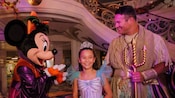 Minnie con disfraz de Halloween saluda a una niña y a su papá a bordo de un crucero de Disney Minnie con disfraz de Halloween saluda a una niña y a su papá a bordo de un crucero de Disney