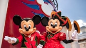 Los Personajes de Disney Mickey Mouse y Minnie Mouse posando con atuendos navideños a bordo de un crucero de Disney Los Personajes de Disney Mickey Mouse y Minnie Mouse posando con atuendos navideños a bordo de un crucero de Disney