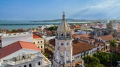 Techos de edificios cerca de la costa de la Ciudad de Panamá