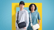 Dos personas con prendas y accesorios de National Geographic