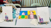 Visitantes Junto a Estaciones de Pintura con Acuarelas