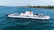 Visitantes en la cubierta de una embarcación semisubmarina en el puerto de Nasáu