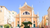 La Catedral de Ajaccio en el centro de la ciudad, con una fachada de estilo barroco