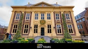 Fachada principal del Museo Mauritshuis en La Haya, Países Bajos