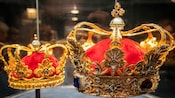 Dos coronas danesas ornamentadas con joyas en exhibición