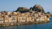 La Antigua Fortaleza Veneciana en un promontorio con vista a una costa neoclásica en Corfú, Grecia