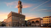 La puesta de sol sobre el Palazzo Vecchio en Florencia, Italia