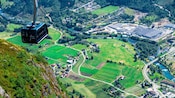 El teleférico de Loen en el aire sobre el fiordo de Loen