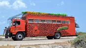 Un autobús grande con estampado de jaguar en el costado