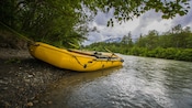 A raft stationed at the banks of the Taiya River