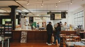 Visitantes en un café en Wellington Chocolate Factory