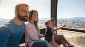 Familia de cuatro personas que viajan en una cabina del teleférico