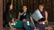 Tres mujeres maoríes sentadas juntas con vestimenta tradicional