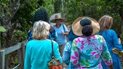 Guía hablando con un grupo de Visitantes en un sendero
