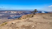 Paisagem árida à beira de um vulcão