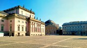 Uma grande praça de paralelepípedos com edifícios decorativos em Berlim