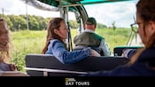 Un grupo de personas sentadas en un autobús en un recorrido por los humedales de Ámsterdam, Países Bajos