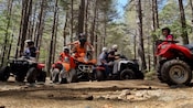 Visitantes dirigindo quadriciclos na floresta de Catânia, Itália