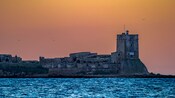 A ilha de Sancti Petri com Castillo de Sancti Petri contra o pôr do sol
