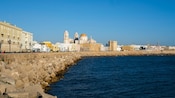 Una pared rocosa a lo largo de la ciudad de Cádiz, en España, con vista al océano Atlántico Norte