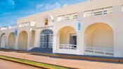 The front entrance of the Cozumel Island Museum with the words ‘Museo de la Isla’ above the doors