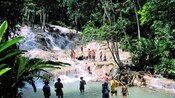 Un grupo de turistas en las Cascadas del río&nbsp;Dunn en Jamaica