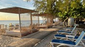 Espreguiçadeiras e cabanas instaladas ao longo de Coral Beach, em Grand Cayman