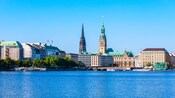 Una mezcla de arquitectura contemporánea e histórica en la ciudad frente al lago de Hamburgo, Alemania