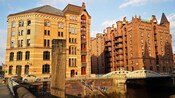 O distrito de armazéns em Hamburgo, Alemanha, com uma série de históricos edifícios de tijolos