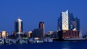 Vista do horizonte de Hamburgo, na Alemanha, ao anoitecer, com a imponente Elbphilharmonie, a sala de concertos da cidade, ao lado do rio Elba