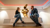 Los visitantes se sientan alrededor de una estatua del Capitán Donald Duck